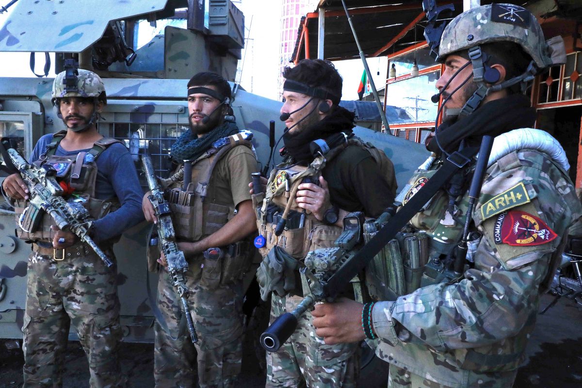 Fuerzas de seguridad afganas en Herat luego de la toma de la sede de la Policía por los talibanes.