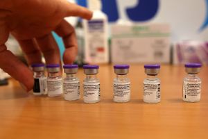 FDA autoriza tercera dosis de la vacuna de COVID para personas con sistemas inmunológicos débiles