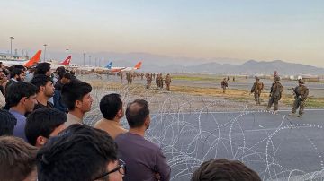 Explosión cerca de aeropuerto de Afganistán deja varios heridos en medio de evacuaciones