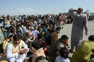 Estados Unidos incrementa el puente aéreo de emergencia en Kabul para que más personas salgan de Afganistán