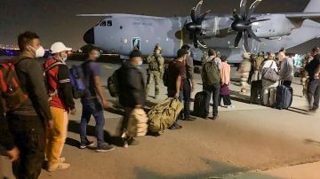 Los aviones militares de EE.UU. seguirán con la evacuación desde Afganistán.