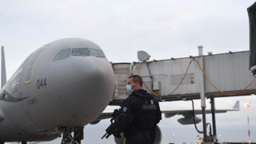 Avión francés con refugiados afganos