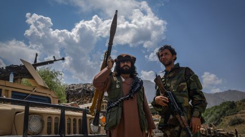 Miembros de las fuerzas de seguridad afganas cargan sus armas cerca de vehículos militares "Humvee" en la zona de  Parakh, en  Bazarak, provincia de Panjshir.