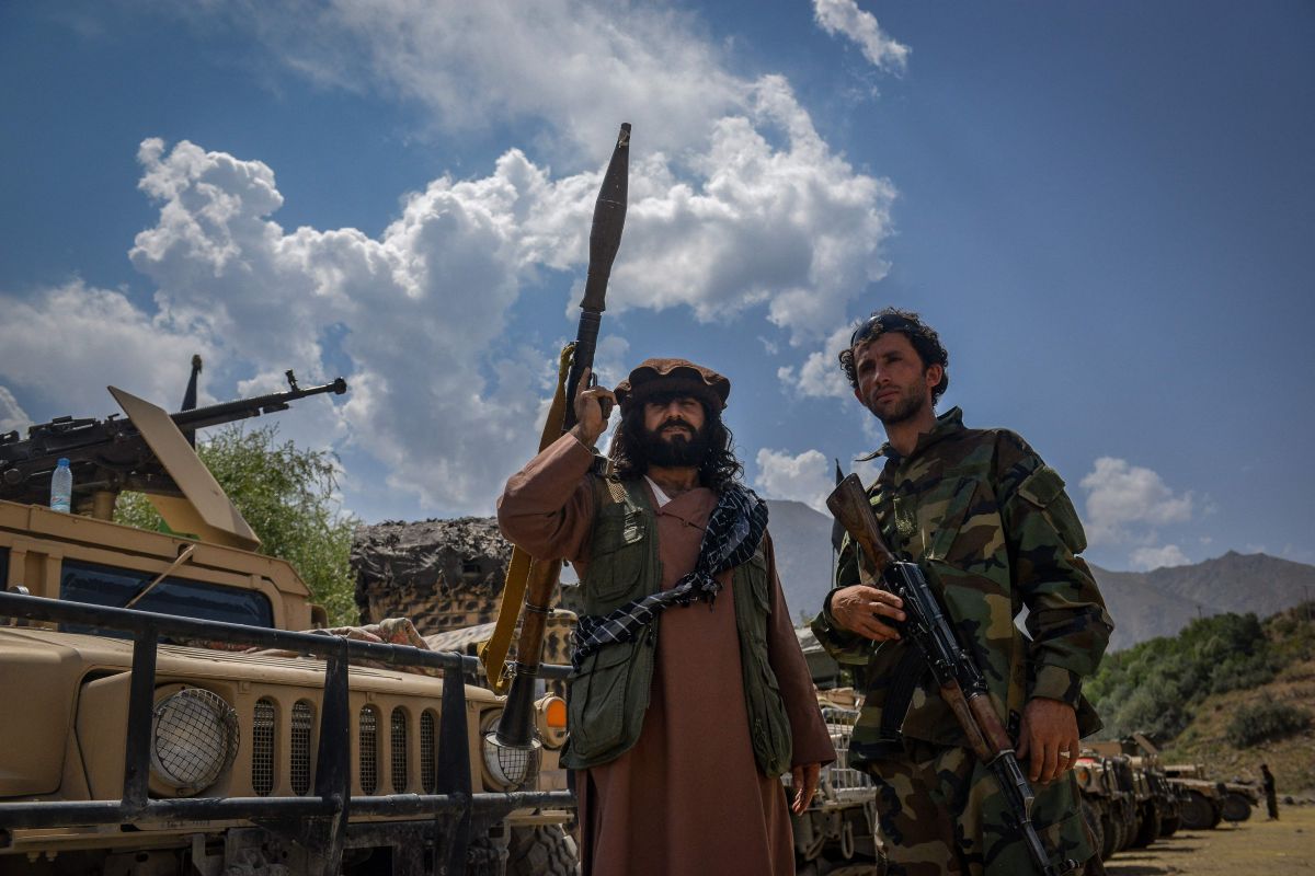 Rifles, Humvees and Black Hawk helicopters, part of the US arsenal in the hands of the Taliban