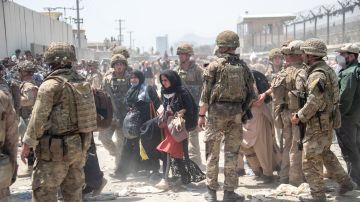 Militares en medio de la evacuación en Kabul