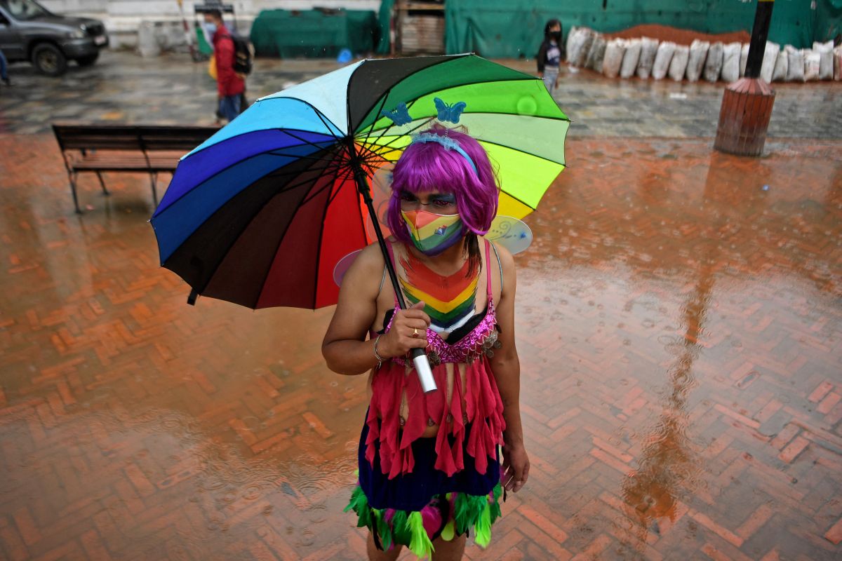 Un miembro de la comunidad LGBTIQ en una calle de Kathmandu, Nepal.
