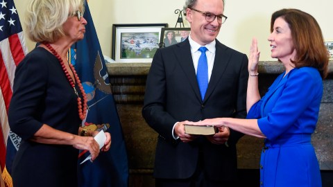 A la medianoche asumió la primera gobernadora en la historia de Nueva York: Kathy Hochul