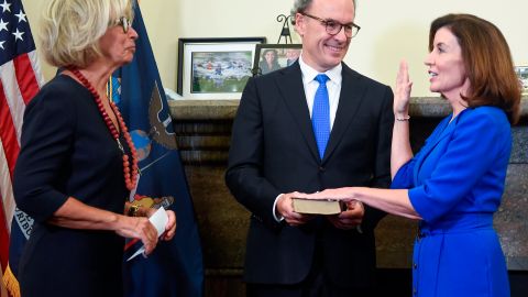 A la medianoche asumió la primera gobernadora en la historia de Nueva York: Kathy Hochul