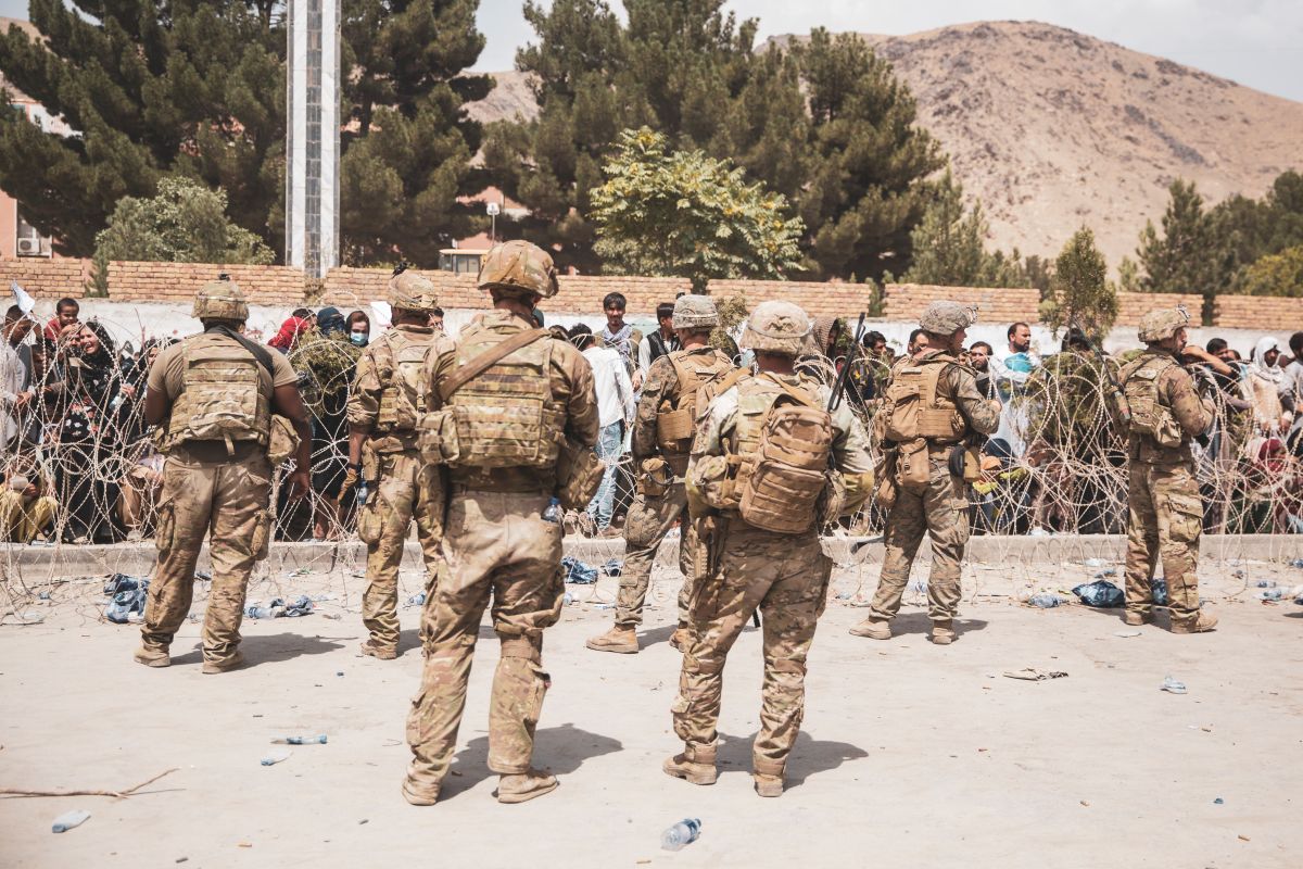 Marines estadounidenses y de la coalición durante el proceso de evacuación en Afganistán que culminó este lunes.