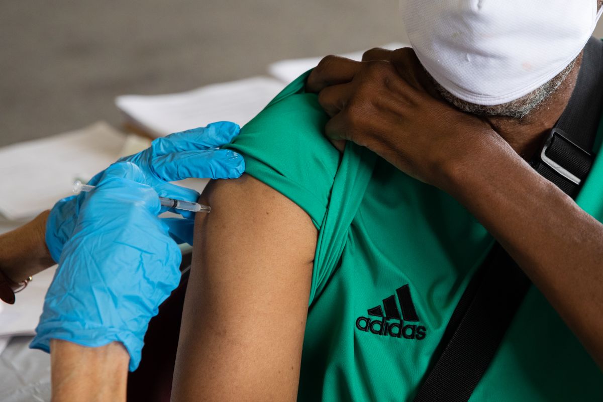 Una persona en el condado Oakland, en Michigan, recibe la segunda dosis de la vacuna de Pfizer contra el coronavirus.