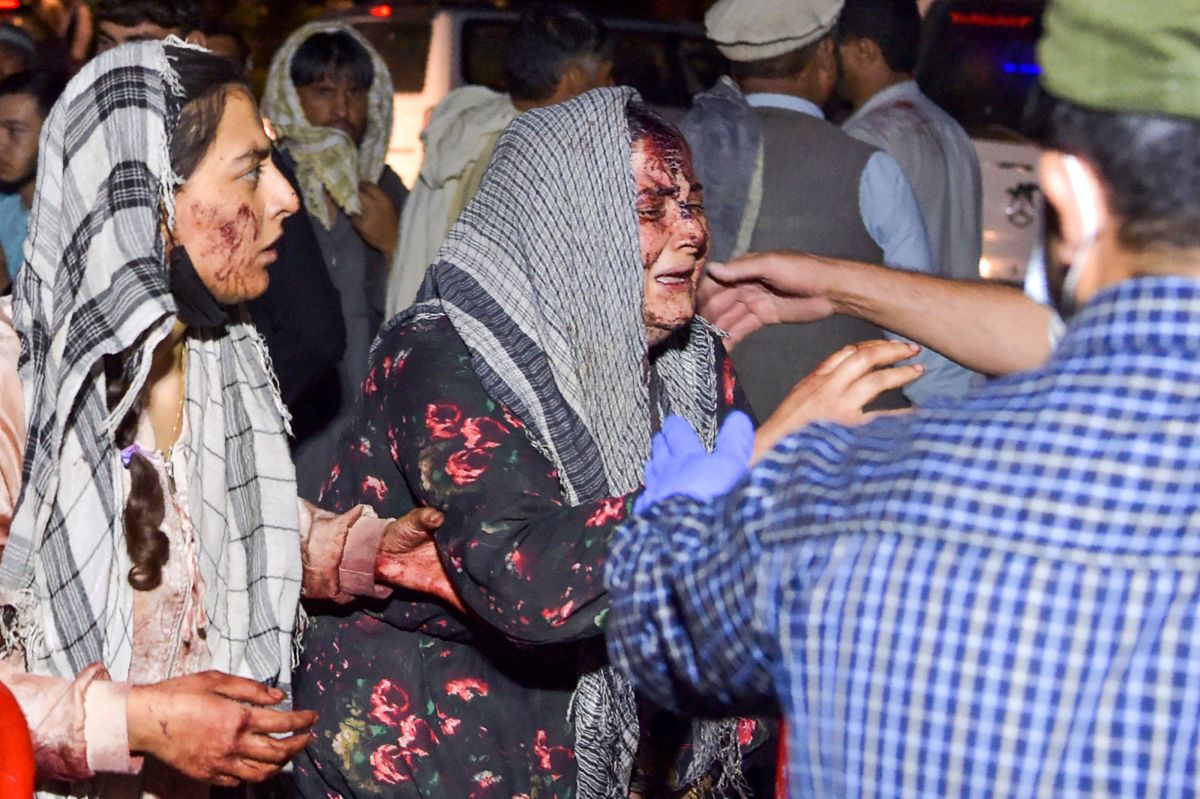 Mujeres heridas en el ataque suicida reportado cerca del aeropuerto de Kabul, en Afganistán.