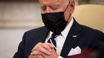 En algún momento del diálogo, el presidente Biden baja la mirada y parece que cerró los ojos.