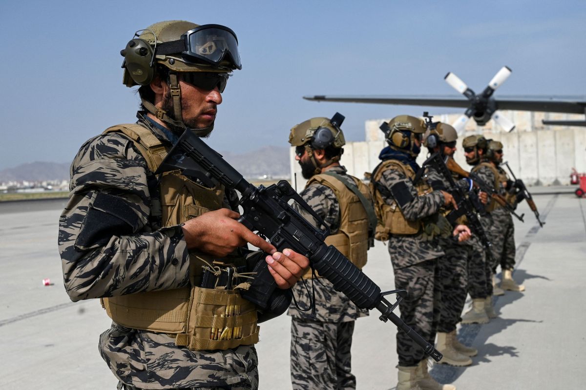 Talibanes en la base aérea Bagran en Kabul, Afganistán.
