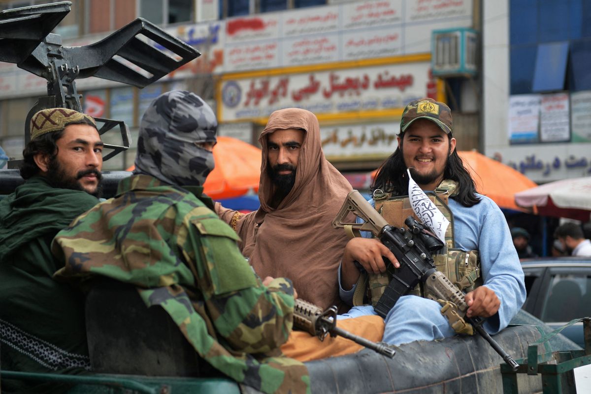 Militantes talibanes patrullan las calles de Kabul, capital afgana.  