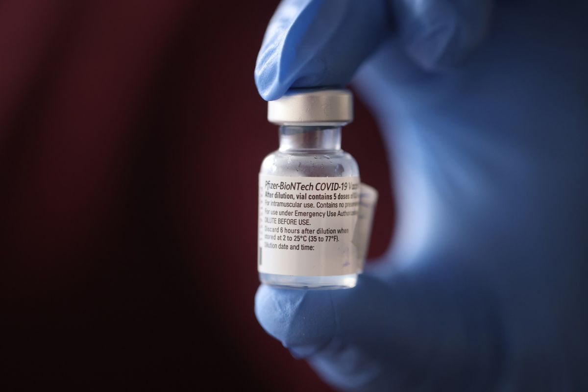 La vacuna de Pfizer es la primera con aprobación completa de la FDA.