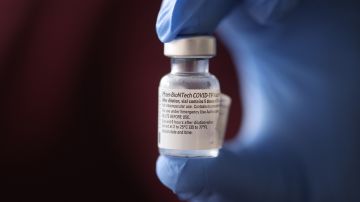 La vacuna de Pfizer es la primera con aprobación completa de la FDA.