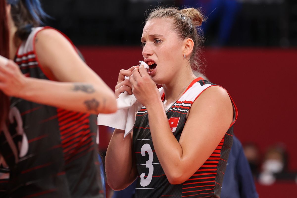 Unmissable: Turkish volleyball player lost a pair of teeth after a collision with a teammate