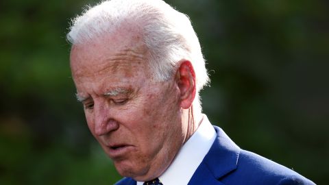 Joe Biden homenajeó a los policías del Capitolio.