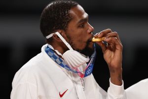La atleta olímpica que recibirá una nueva medalla después de que un alcalde mordiera la suya