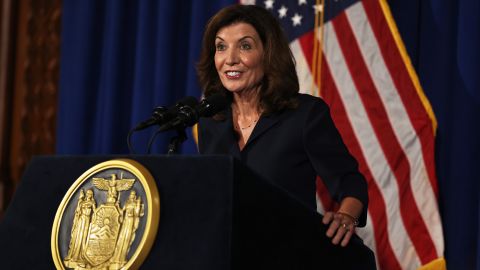 "La vacuna sigue siendo nuestra mejor herramienta contra la propagación del COVID-19", dijo Kathy Hochul, gobernadora de Nueva York.