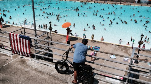 Las piscinas públicas ofrecen un lugar para refrescarse durante
las olas de calor.