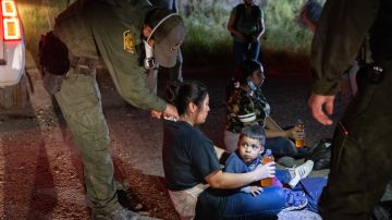 La Administración Biden reconoce que aplica expulsión inmediata de miles de inmigrantes que llegan por la frontera.