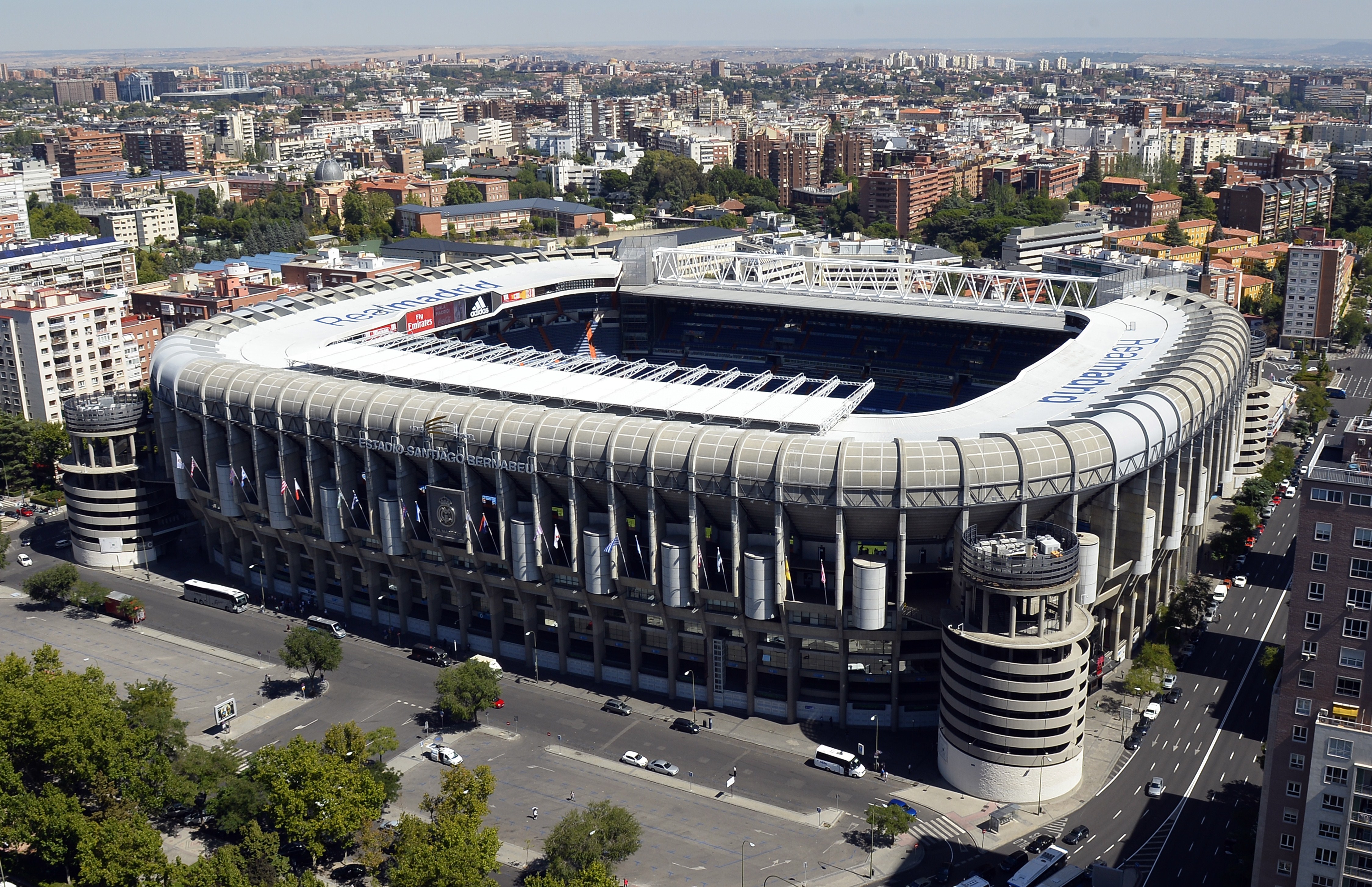 Videos: Comienzan A Demoler Las Torres Del Santiago Bernabéu Y Con ...