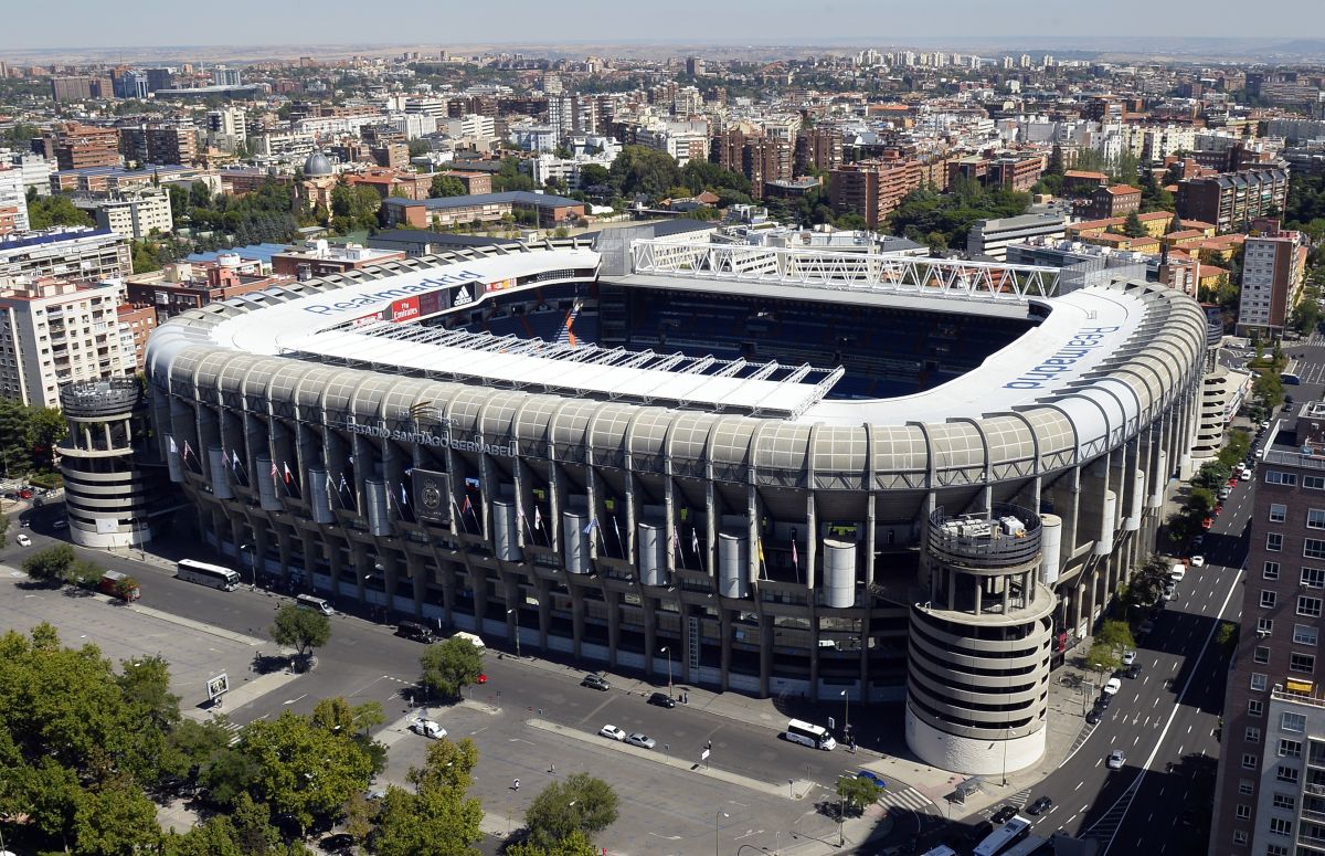 Videos: they begin to demolish the towers of the Santiago Bernabéu and with them, years of history