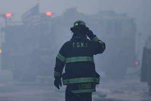 Madrugada infernal: hallan cadáver dentro de auto quemado en El Bronx, Nueva York