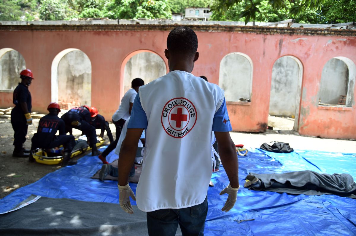 Personal de la Cruz Roja y del Servicio de Protección Civil de Haití en un simulacro de terremoto en el 2016.  