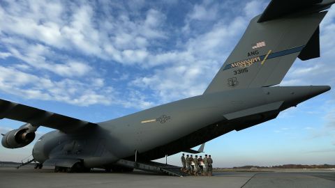 Debieron bajar la presión de la aeronave para facilitar el parto de la mujer afgana.