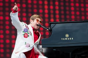 Soprenden a Elton John con un juguete sexual gigante y de marmol, por su cumpleaños 74