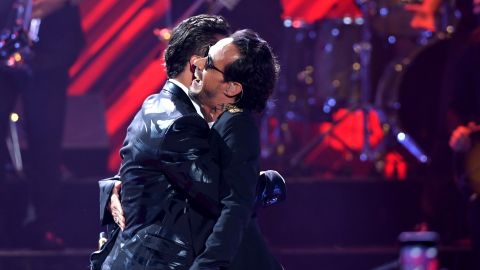 Marc Anthony y Maluma se funden en un abrazo.