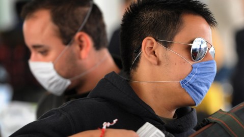 El uso de las mascarillas es obligatorio en aeropuertos.