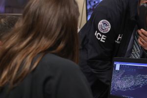 ICE evitará deportar a inmigrantes víctimas de delitos, como violencia doméstica o trata
