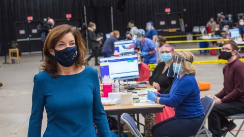 La gobernadora Kochul aseguró que el Estado ayudará a las localidades a volver a abrir ‘mega sitios’ de vacunación de ser necesario.