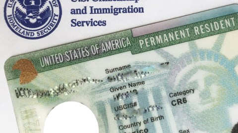 CDC ordena que inmigrantes que pidan la ‘green card’ deberán estar vacunados contra coronavirus