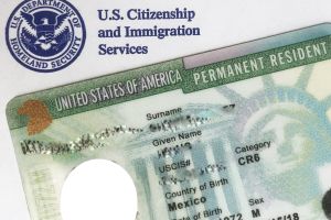 CDC ordena que inmigrantes que pidan la 'green card' deberán estar vacunados contra coronavirus