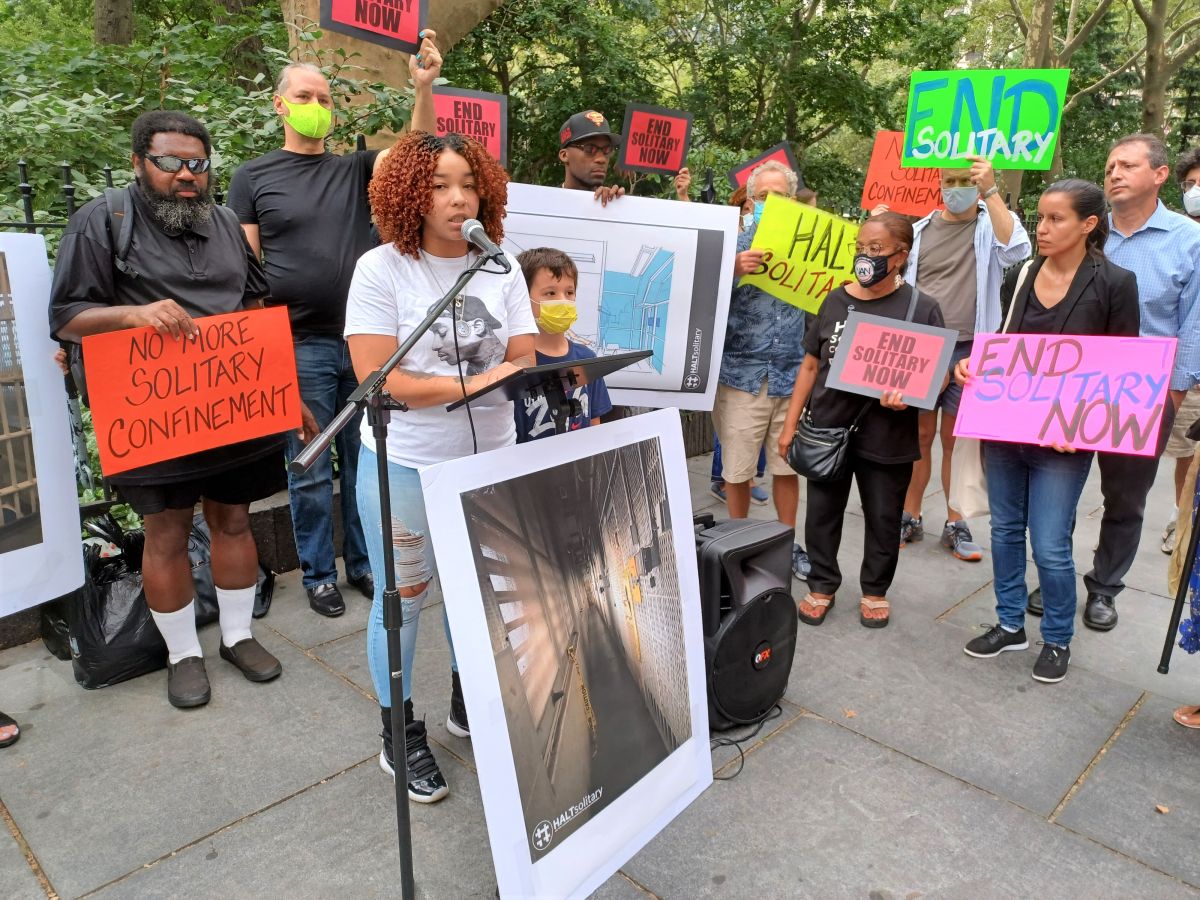 Activistas argumentan que en NYC solo se "cambió el nombre" a la medida de aislamiento en prisiones. 