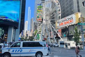 Gigantesca rueda de la fortuna en Times Square es un "símbolo de la recuperación de la ciudad de Nueva York"