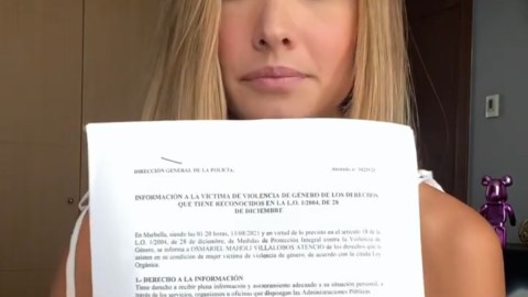 Osmariel Villalobos con la denuncia a la policía por agresión contra su ex Germán Rosete