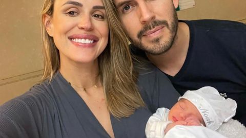 Carolina Sarassa, y su esposo Andrés Chacón con el recién nacido Noah