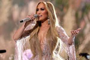 Jennifer Lopez aparece sin Ben Affleck pero llena de joyas desde Venecia
