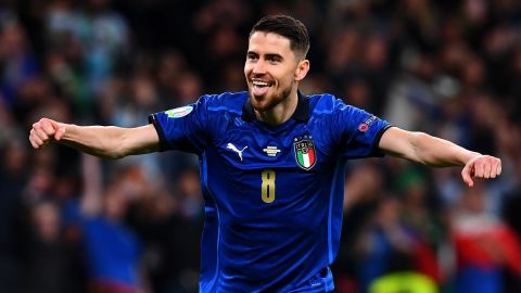 Jorginho levantó tres trofeos internacionales este temporada.