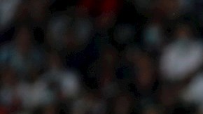 El dorsal 7 respondió con gol y asistencia a los pitos iniciales en su propio estadio.