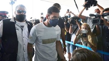 Messi en su llegada al aeropuerto de Barcelona para partir a París.