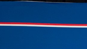 Messi con su nueva camiseta acompañado de Nasser Al-Khelaïfi y Leonardo.