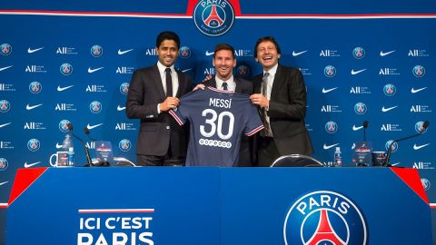 Messi con su nueva camiseta acompañado de Nasser Al-Khelaïfi y Leonardo.