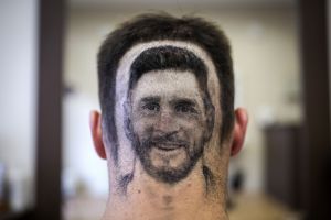 Video: Lionel Messi protagoniza el corte de cabello de un fanático