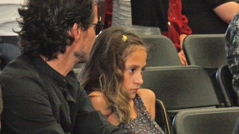 Marc Anthony saluda a paparazzi pero su hija con JLO, Emme, le hace el feo.